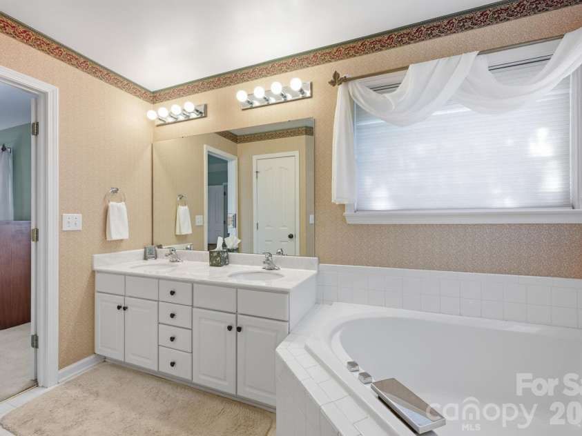 10018 Glencrest Drive, Huntersville, NC 28078.  MLS# CAR4424147, YatesRealty ID 51447. Primary Bath