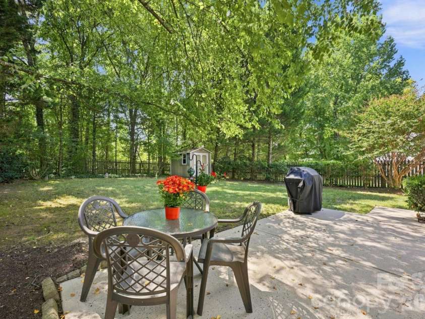 10018 Glencrest Drive, Huntersville, NC 28078.  MLS# CAR4424147, YatesRealty ID 51447. Private back yard