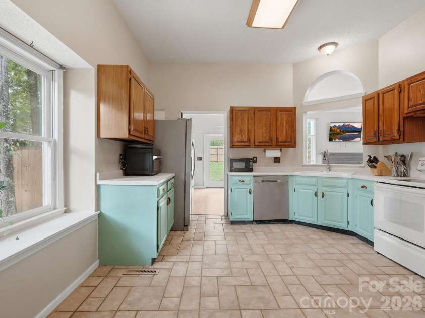 504 Birnamwood Court, Fort Mill, SC 29715.  MLS# CAR4425499, YatesRealty ID 51448. Kitchen
