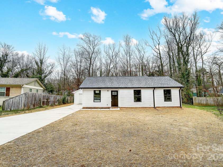 6706 Holston Court, Charlotte, NC 28215.  MLS# CAR4238723, YatesRealty ID 5145. Curb Appeal