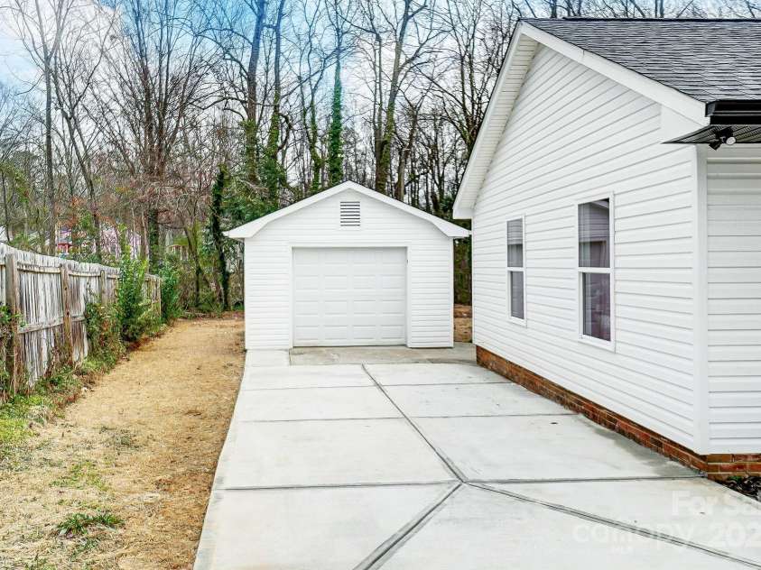 6706 Holston Court, Charlotte, NC 28215.  MLS# CAR4238723, YatesRealty ID 5145. Driveway & Garage
