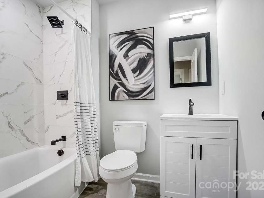 6706 Holston Court, Charlotte, NC 28215.  MLS# CAR4238723, YatesRealty ID 5145. Full Hall Bathroom