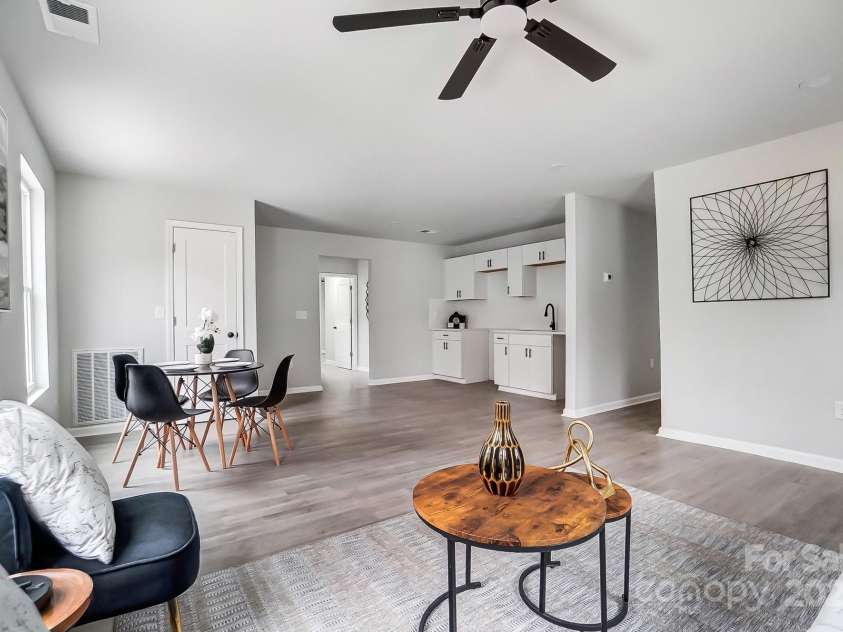 6706 Holston Court, Charlotte, NC 28215.  MLS# CAR4238723, YatesRealty ID 5145. Living Room