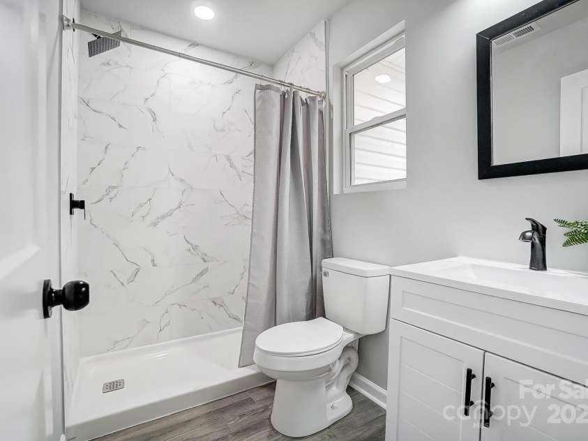 6706 Holston Court, Charlotte, NC 28215.  MLS# CAR4238723, YatesRealty ID 5145. Primary Suite - Private Bathroom