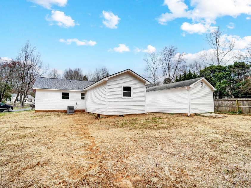 6706 Holston Court, Charlotte, NC 28215.  MLS# CAR4238723, YatesRealty ID 5145. Private Back Yard