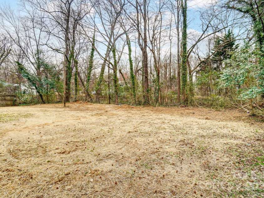 6706 Holston Court, Charlotte, NC 28215.  MLS# CAR4238723, YatesRealty ID 5145. Private Back Yard