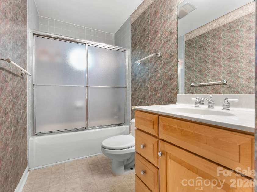 106 Fish Hawk Drive, Hendersonville, NC 28739.  MLS# CAR4425849, YatesRealty ID 51450. Full Bathroom