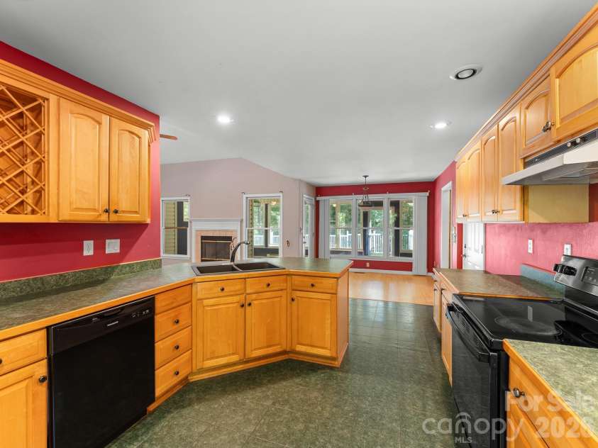 106 Fish Hawk Drive, Hendersonville, NC 28739.  MLS# CAR4425849, YatesRealty ID 51450. Kitchen