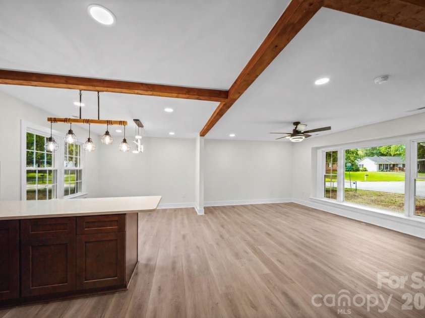6800 ludwig Drive, Charlotte, NC 28215.  MLS# CAR4421027, YatesRealty ID 51467. 