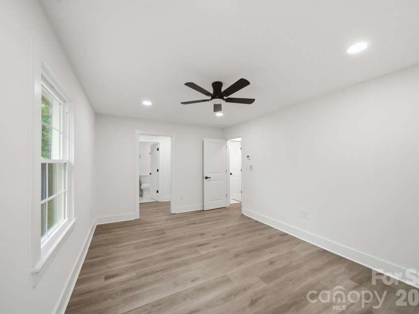 6800 ludwig Drive, Charlotte, NC 28215.  MLS# CAR4421027, YatesRealty ID 51467. 