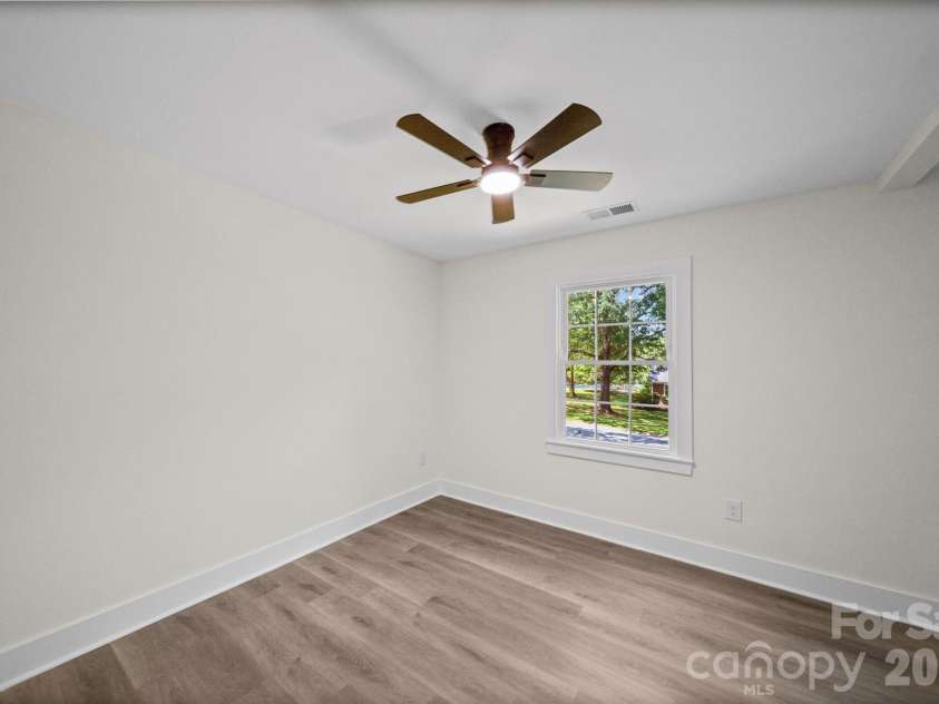 6800 ludwig Drive, Charlotte, NC 28215.  MLS# CAR4421027, YatesRealty ID 51467. 