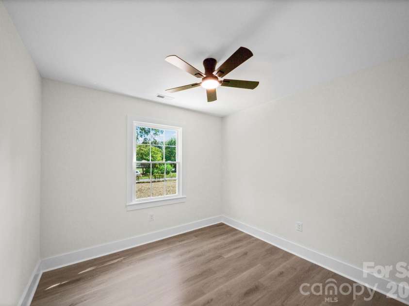 6800 ludwig Drive, Charlotte, NC 28215.  MLS# CAR4421027, YatesRealty ID 51467. 