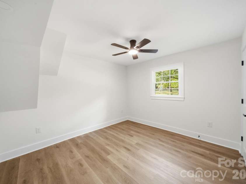 6800 ludwig Drive, Charlotte, NC 28215.  MLS# CAR4421027, YatesRealty ID 51467. 