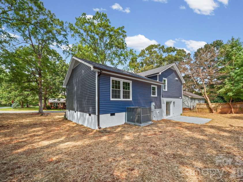 6800 ludwig Drive, Charlotte, NC 28215.  MLS# CAR4421027, YatesRealty ID 51467. 