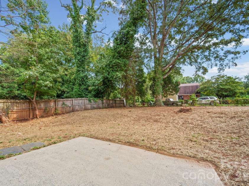 6800 ludwig Drive, Charlotte, NC 28215.  MLS# CAR4421027, YatesRealty ID 51467. Backyard