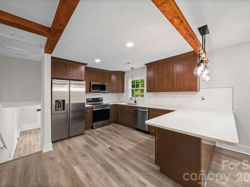 6800 ludwig Drive, Charlotte, NC 28215.  MLS# CAR4421027, YatesRealty ID 51467. Beautiful Kitchen