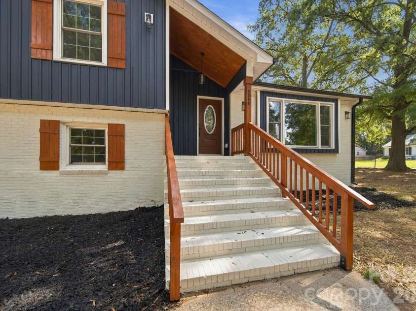 6800 ludwig Drive, Charlotte, NC 28215.  MLS# CAR4421027, YatesRealty ID 51467. Front entrance