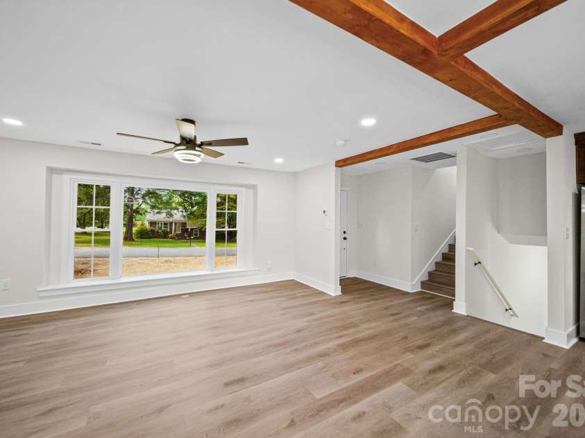 6800 ludwig Drive, Charlotte, NC 28215.  MLS# CAR4421027, YatesRealty ID 51467. Living Room