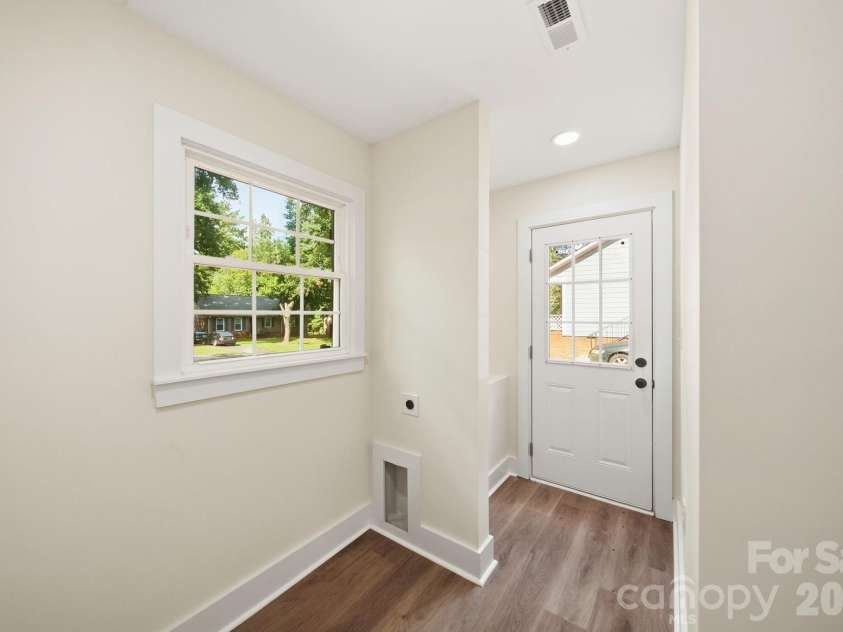6800 ludwig Drive, Charlotte, NC 28215.  MLS# CAR4421027, YatesRealty ID 51467. Mud Room Lower Level
