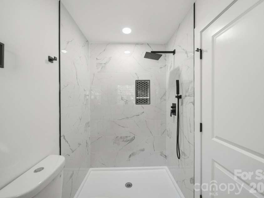 6800 ludwig Drive, Charlotte, NC 28215.  MLS# CAR4421027, YatesRealty ID 51467. Nice Tile shower