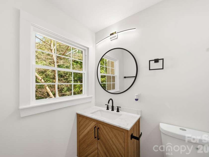 6800 ludwig Drive, Charlotte, NC 28215.  MLS# CAR4421027, YatesRealty ID 51467. Primary Bathroom Upper Level