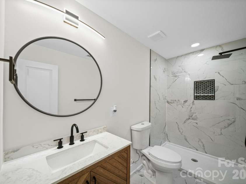 6800 ludwig Drive, Charlotte, NC 28215.  MLS# CAR4421027, YatesRealty ID 51467. Second Bathroom Upper Level