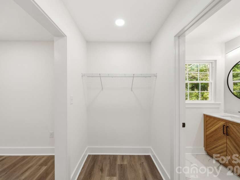 6800 ludwig Drive, Charlotte, NC 28215.  MLS# CAR4421027, YatesRealty ID 51467. Walking Closet
