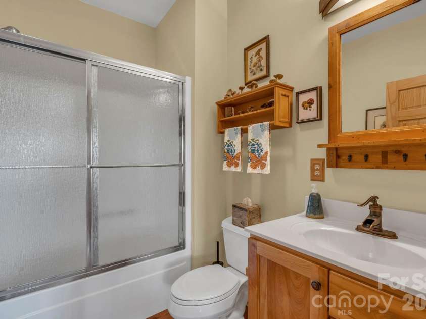 4880 Nightingale Lane, Lenoir, NC 28645.  MLS# CAR4423814, YatesRealty ID 51469. Main-level full bath
