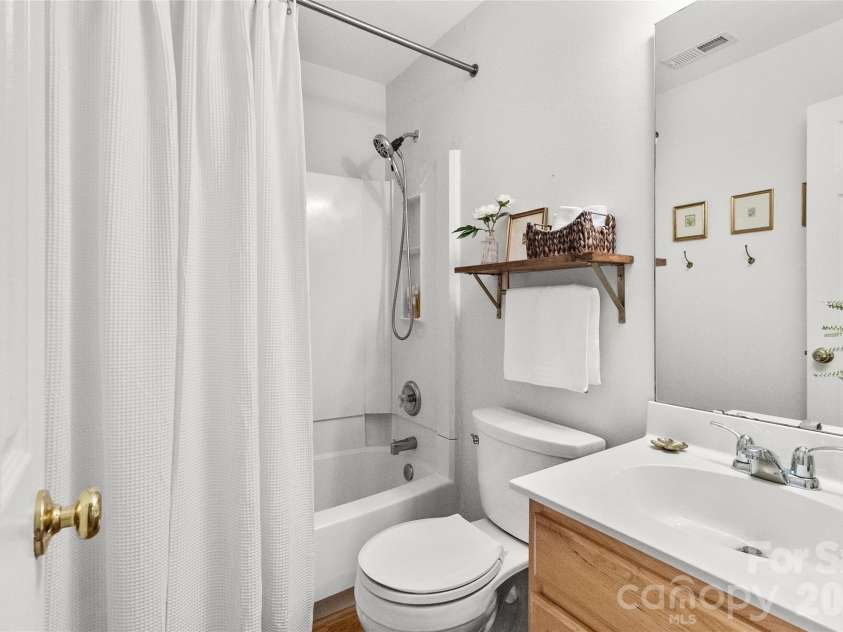 6419 Gatesville Lane, Charlotte, NC 28270.  MLS# CAR4425650, YatesRealty ID 51473. Second Full Bath