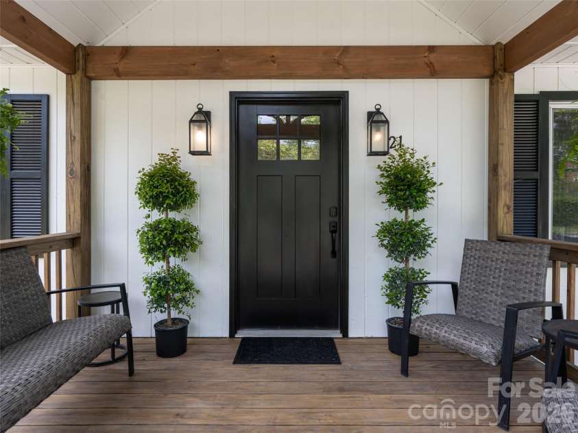 21 Chapel Road, Asheville, NC 28803.  MLS# CAR4423099, YatesRealty ID 51481. 