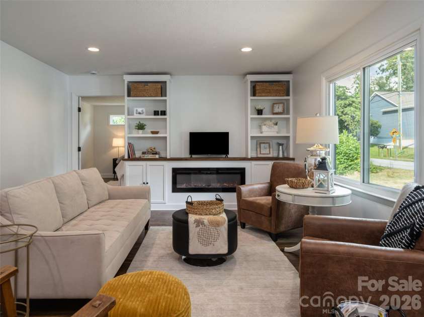 21 Chapel Road, Asheville, NC 28803.  MLS# CAR4423099, YatesRealty ID 51481. 