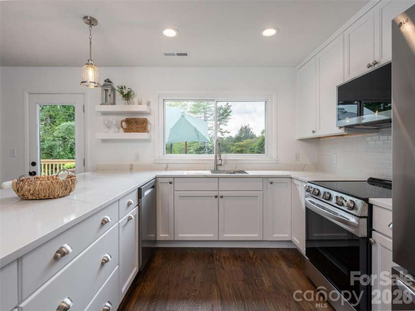 21 Chapel Road, Asheville, NC 28803.  MLS# CAR4423099, YatesRealty ID 51481. 