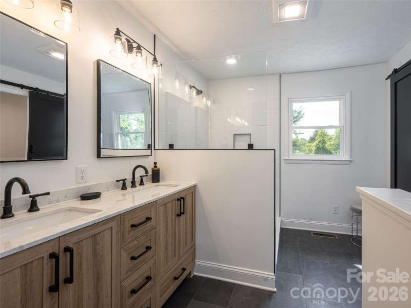 21 Chapel Road, Asheville, NC 28803.  MLS# CAR4423099, YatesRealty ID 51481. 