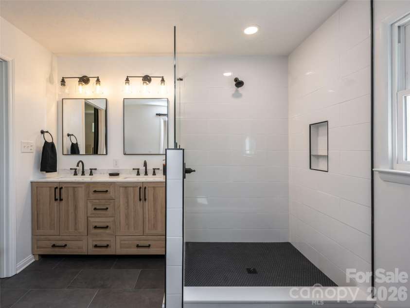 21 Chapel Road, Asheville, NC 28803.  MLS# CAR4423099, YatesRealty ID 51481. 