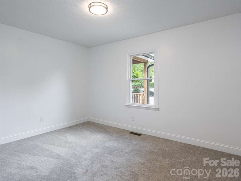 21 Chapel Road, Asheville, NC 28803.  MLS# CAR4423099, YatesRealty ID 51481. 