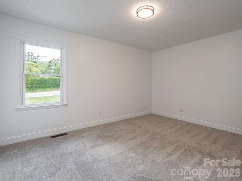 21 Chapel Road, Asheville, NC 28803.  MLS# CAR4423099, YatesRealty ID 51481. 