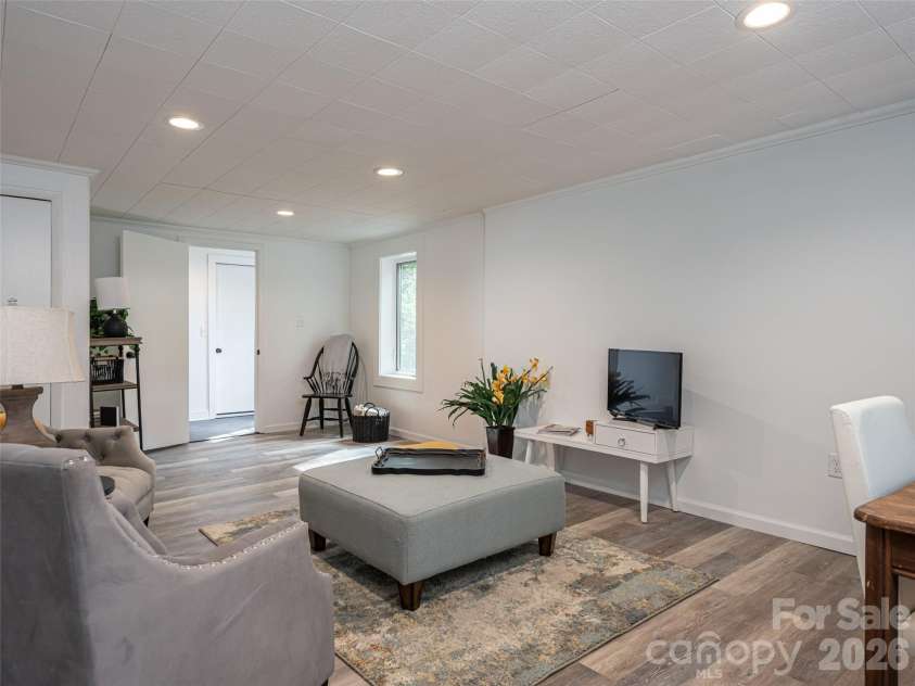 21 Chapel Road, Asheville, NC 28803.  MLS# CAR4423099, YatesRealty ID 51481. 