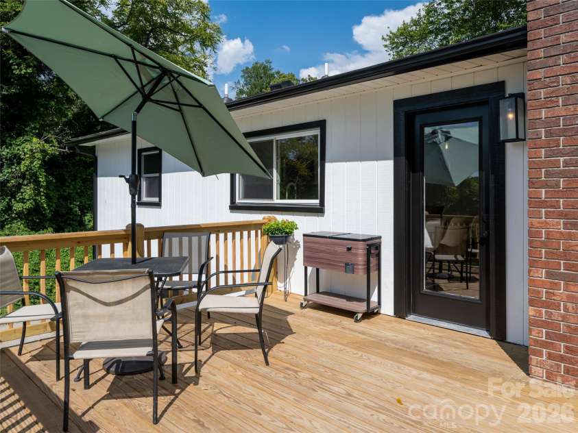 21 Chapel Road, Asheville, NC 28803.  MLS# CAR4423099, YatesRealty ID 51481. 