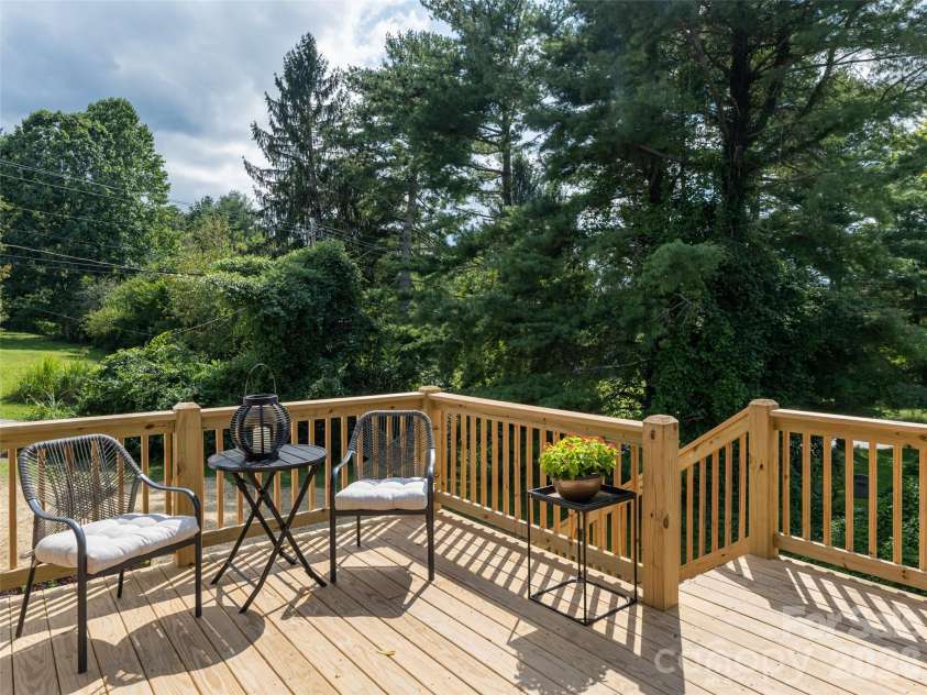 21 Chapel Road, Asheville, NC 28803.  MLS# CAR4423099, YatesRealty ID 51481. 