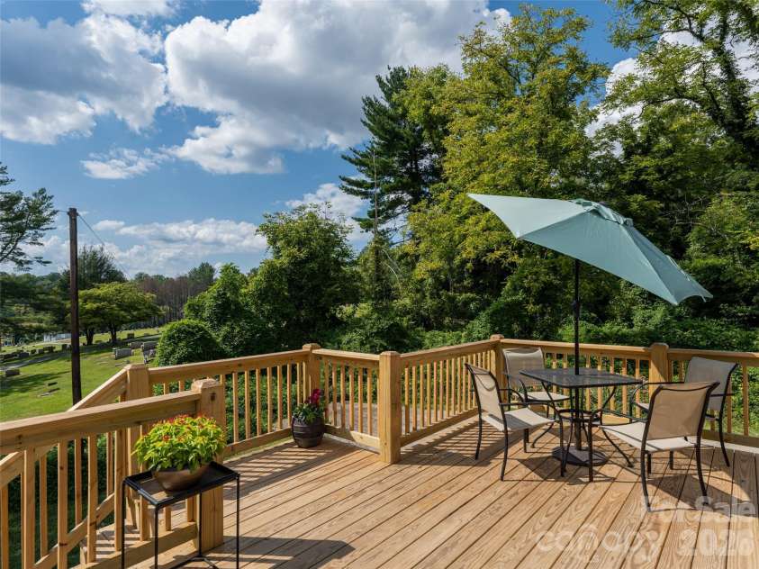21 Chapel Road, Asheville, NC 28803.  MLS# CAR4423099, YatesRealty ID 51481. 