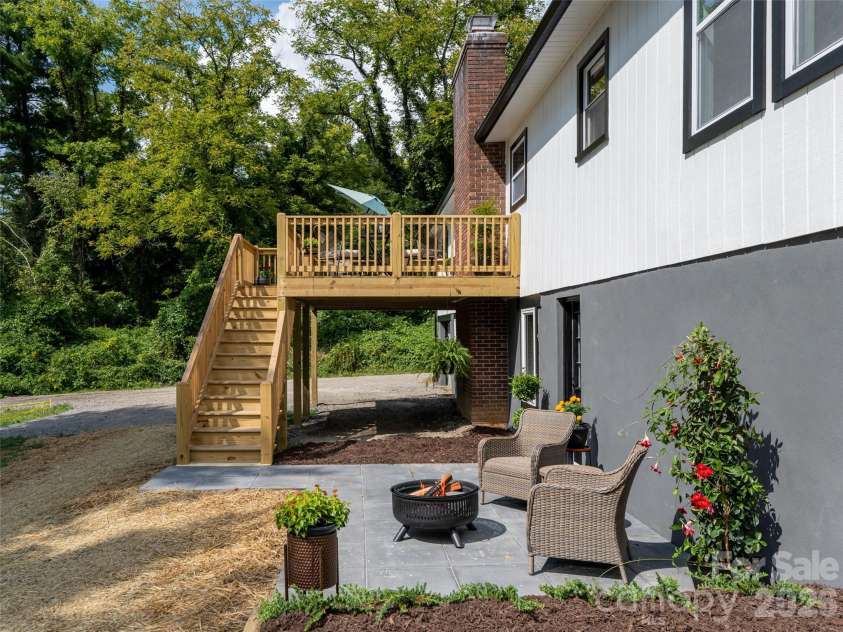 21 Chapel Road, Asheville, NC 28803.  MLS# CAR4423099, YatesRealty ID 51481. 