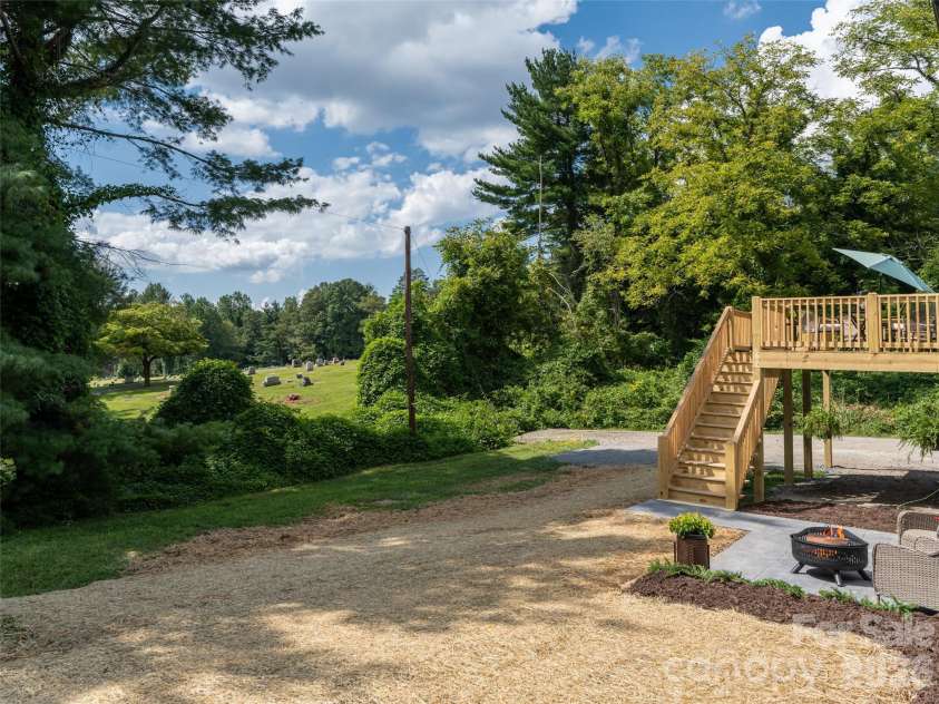 21 Chapel Road, Asheville, NC 28803.  MLS# CAR4423099, YatesRealty ID 51481. 