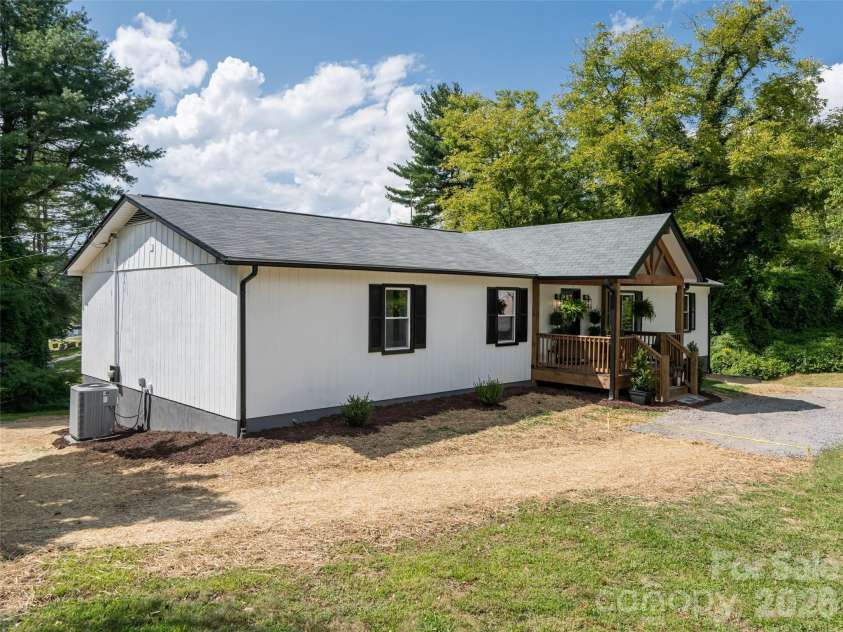 21 Chapel Road, Asheville, NC 28803.  MLS# CAR4423099, YatesRealty ID 51481. 