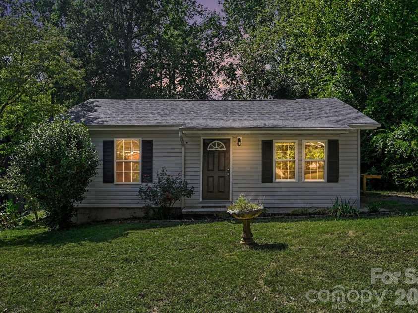 925 Chestnut Street, Gastonia, NC 28054.  MLS# CAR4425865, YatesRealty ID 51491. 