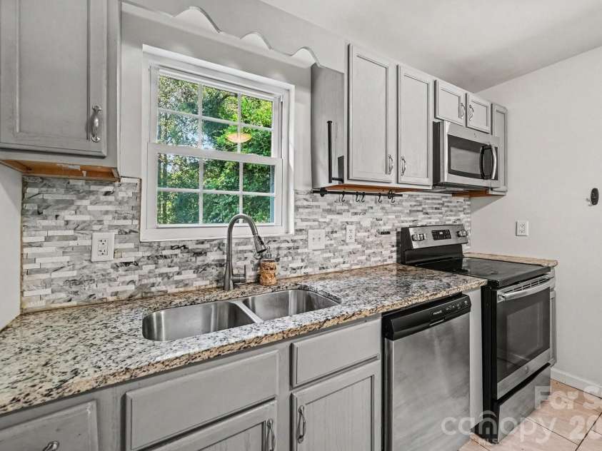 925 Chestnut Street, Gastonia, NC 28054.  MLS# CAR4425865, YatesRealty ID 51491. 