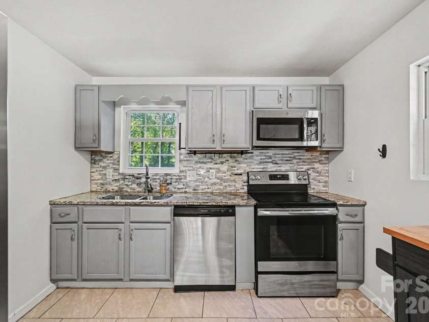 925 Chestnut Street, Gastonia, NC 28054.  MLS# CAR4425865, YatesRealty ID 51491. 