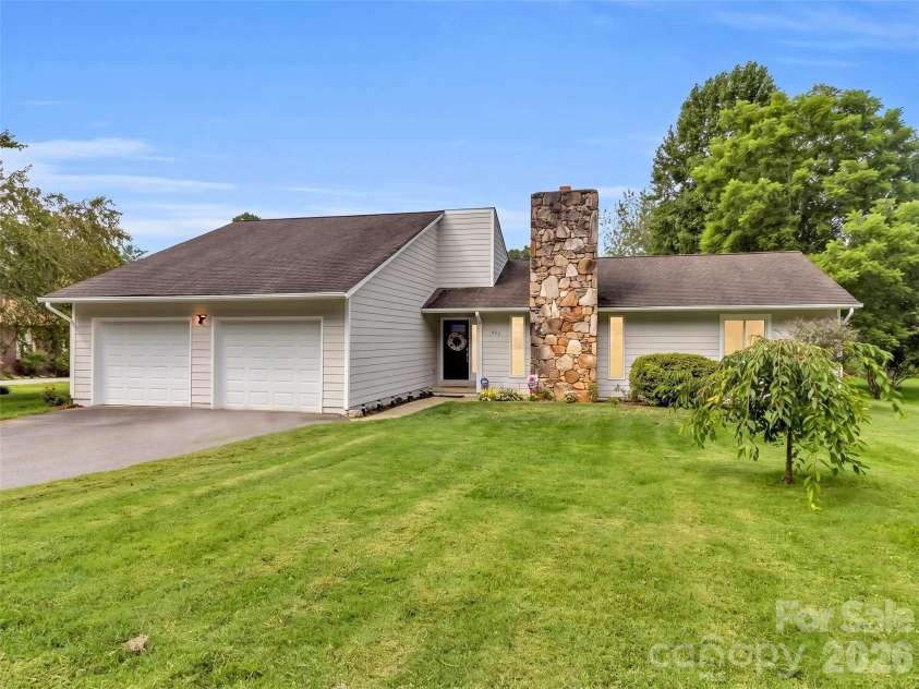 693 Monte Vista Road, Candler, NC 28715.  MLS# CAR4413945, YatesRealty ID 51495. 