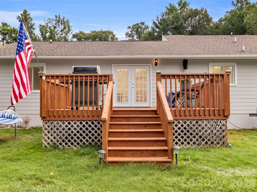 693 Monte Vista Road, Candler, NC 28715.  MLS# CAR4413945, YatesRealty ID 51495. 
