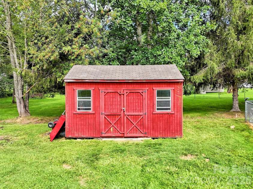 693 Monte Vista Road, Candler, NC 28715.  MLS# CAR4413945, YatesRealty ID 51495. 