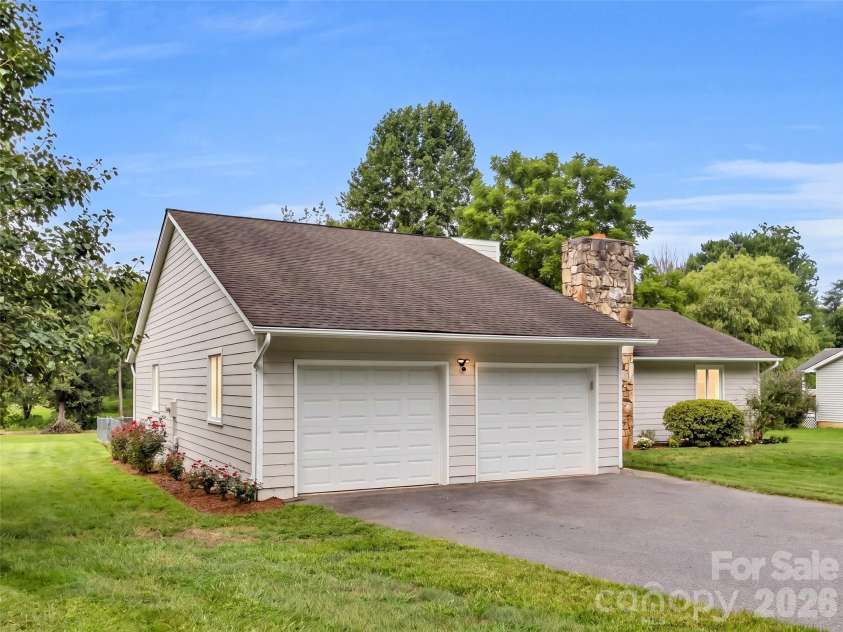 693 Monte Vista Road, Candler, NC 28715.  MLS# CAR4413945, YatesRealty ID 51495. 